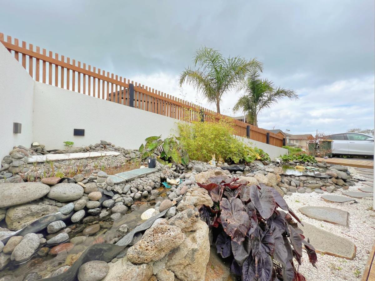 Вилла Elegant Beach House In Long Bay Окленд Экстерьер фото