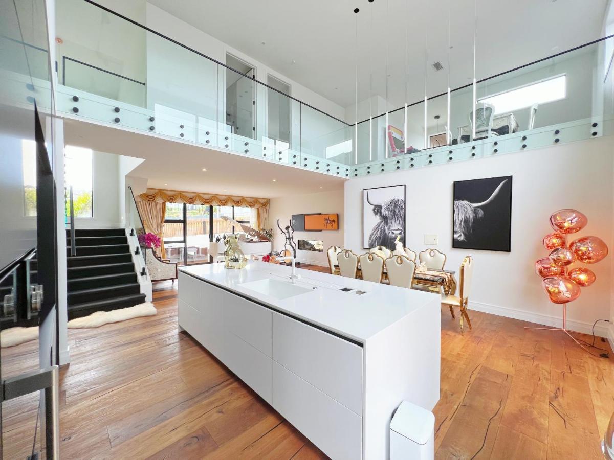 Вилла Elegant Beach House In Long Bay Окленд Экстерьер фото
