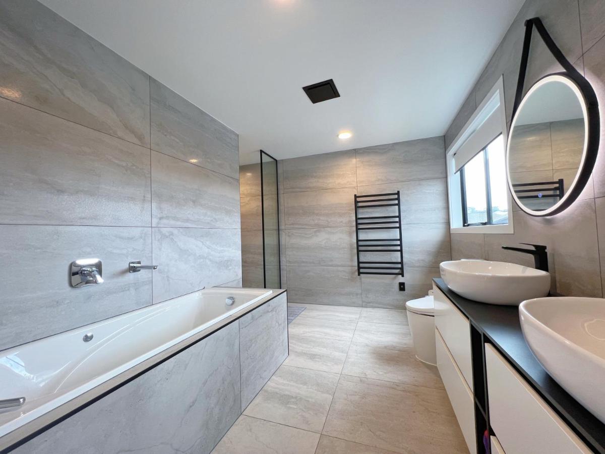 Вилла Elegant Beach House In Long Bay Окленд Экстерьер фото